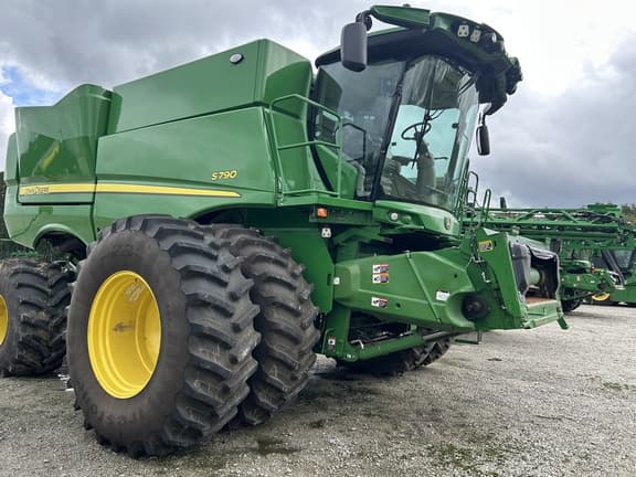 Image of John Deere S790 equipment image 1