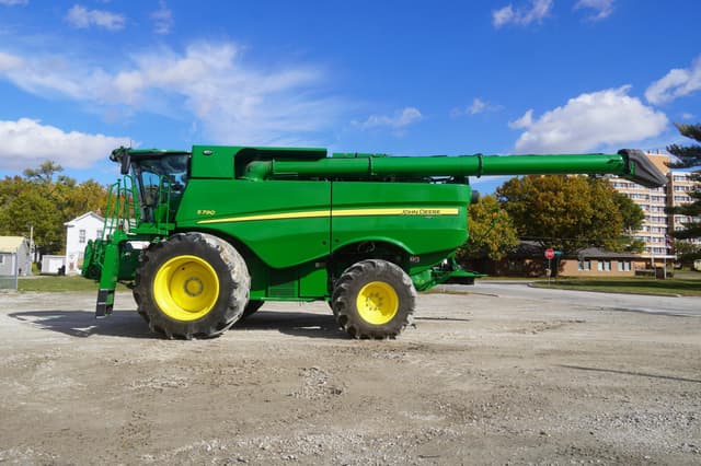 Image of John Deere S790 equipment image 1
