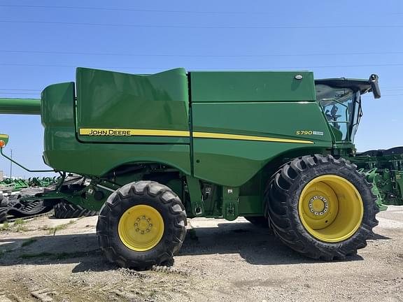 Image of John Deere S790 equipment image 2