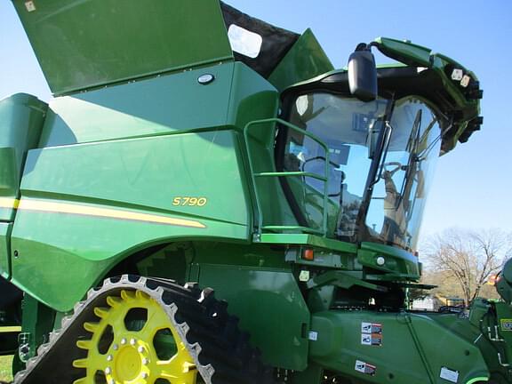 Image of John Deere S790 equipment image 2