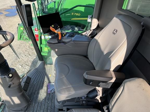 Image of John Deere S790 equipment image 4