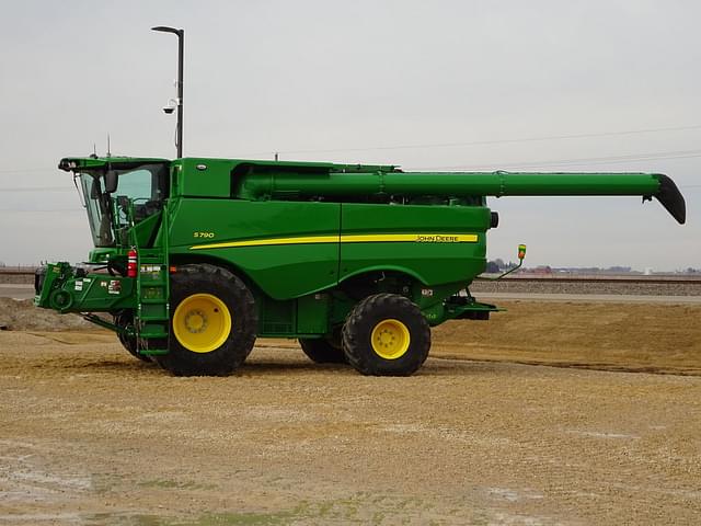 Image of John Deere S790 equipment image 2