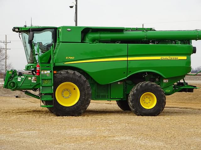 Image of John Deere S790 equipment image 1