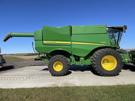 Image of John Deere S790 equipment image 2