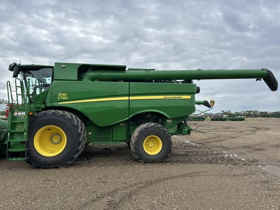 Image of John Deere S790 equipment image 1