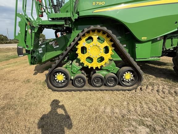 Image of John Deere S790 equipment image 2