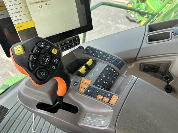Image of John Deere S790 equipment image 1