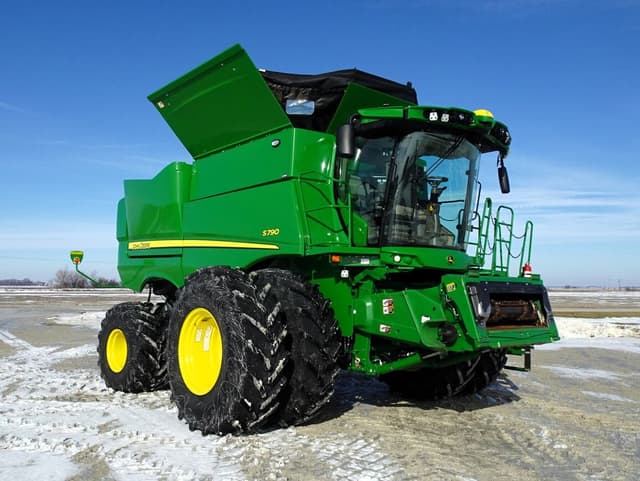 Image of John Deere S790 equipment image 1