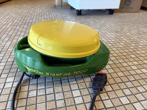Image of John Deere StarFire 7000 Image 1