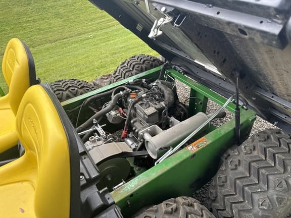 Image of John Deere Gator TH 6x4 equipment image 4