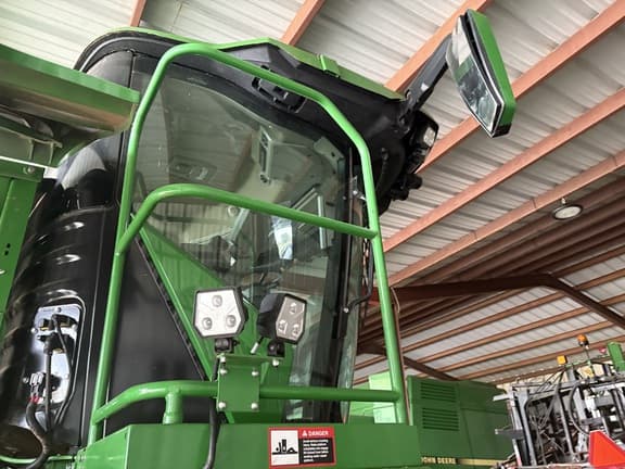 Image of John Deere W235R equipment image 4