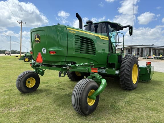 Image of John Deere W235R equipment image 3