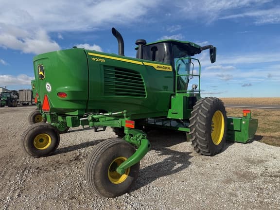 Image of John Deere W235R equipment image 3
