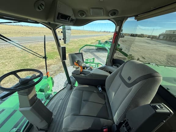 Image of John Deere W235R equipment image 4