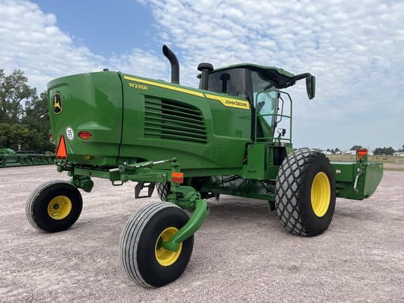 Image of John Deere W235R equipment image 3