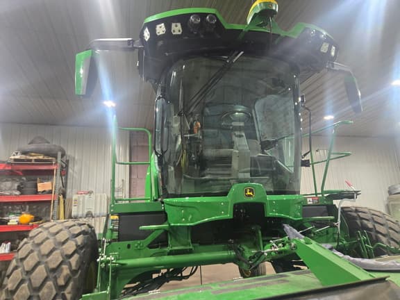 Image of John Deere W235R equipment image 3