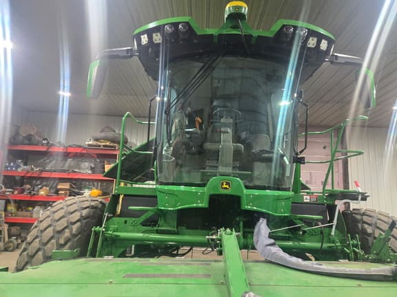 Image of John Deere W235R equipment image 4