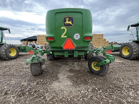 Image of John Deere W235R equipment image 3
