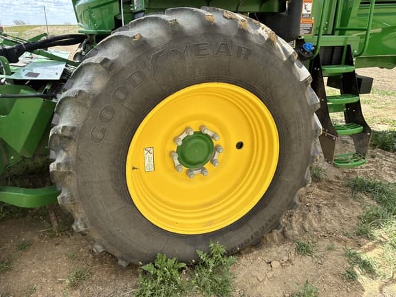 Image of John Deere W235R equipment image 2