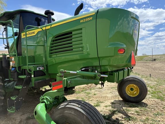 Image of John Deere W235R equipment image 4