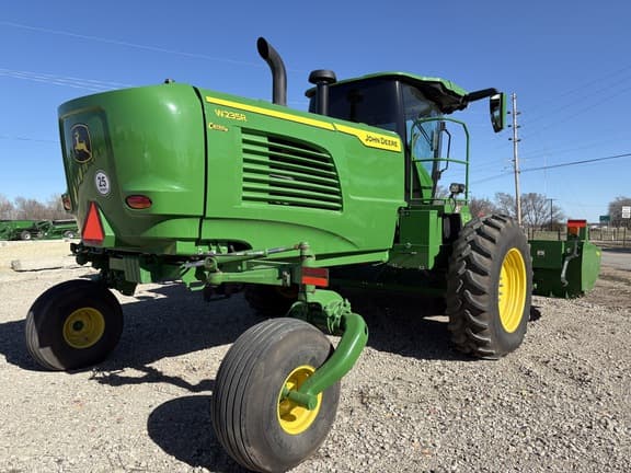 Image of John Deere W235R equipment image 3
