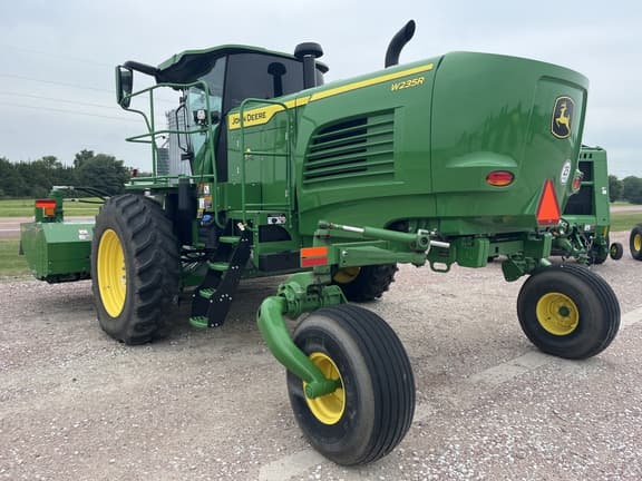 Image of John Deere W235 equipment image 3