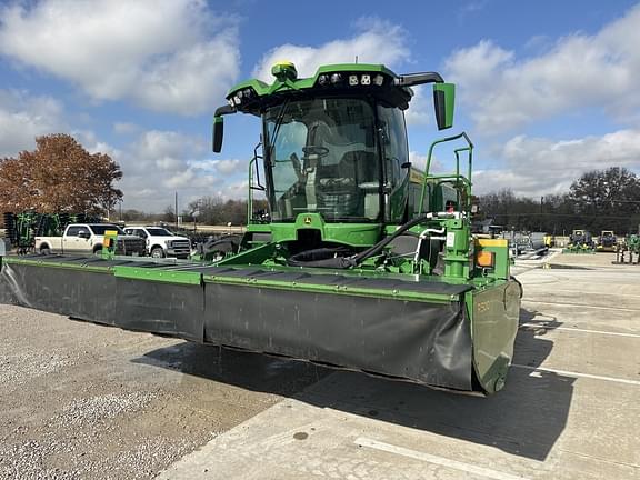 Image of John Deere W235R equipment image 4