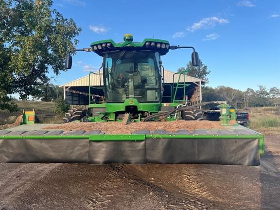 Image of John Deere W235R equipment image 3