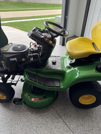 Image of John Deere X370 equipment image 3