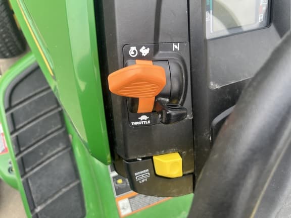 Image of John Deere X370 equipment image 3