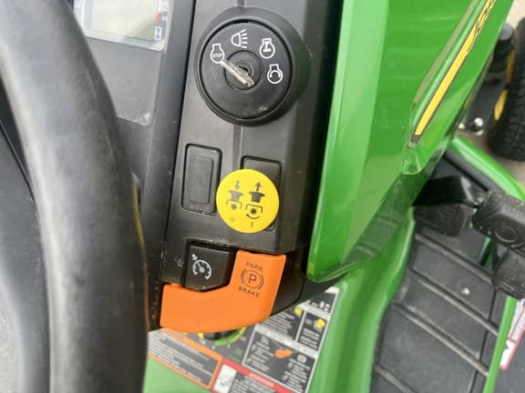 Image of John Deere X370 equipment image 4