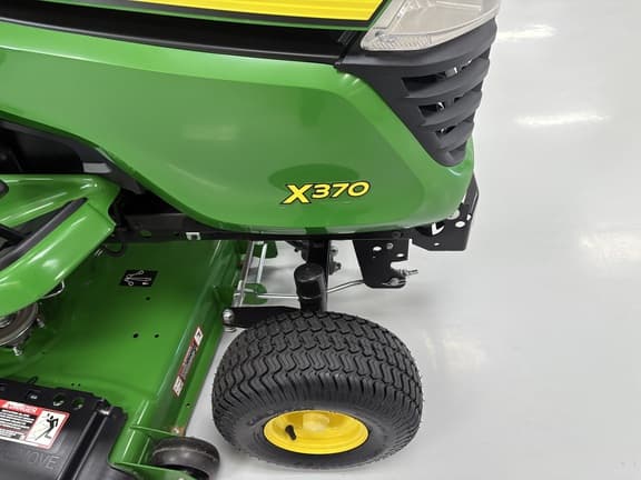 Image of John Deere X370 equipment image 4