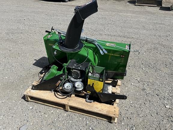 Image of John Deere X380 equipment image 3