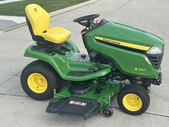 Image of John Deere X390 equipment image 3