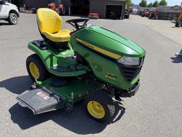 Image of John Deere X390 equipment image 3
