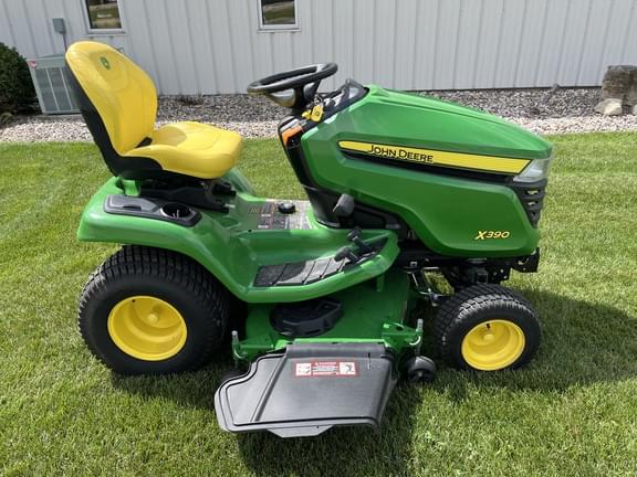 Image of John Deere X390 equipment image 1