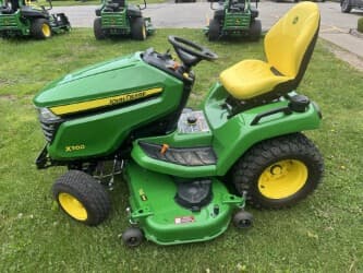 Image of John Deere X580 equipment image 3