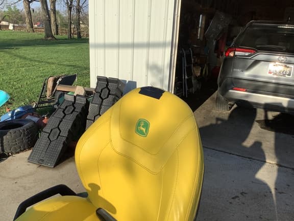 Image of John Deere X584 equipment image 3