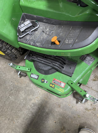 Image of John Deere X738 equipment image 3