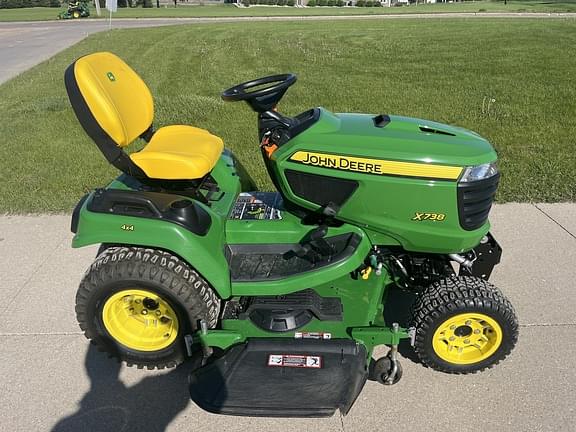 Image of John Deere X738 equipment image 3