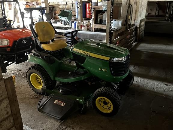 Image of John Deere X738 equipment image 3