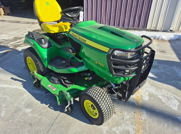 Image of John Deere X750 equipment image 3