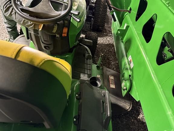 Image of John Deere X758 equipment image 4