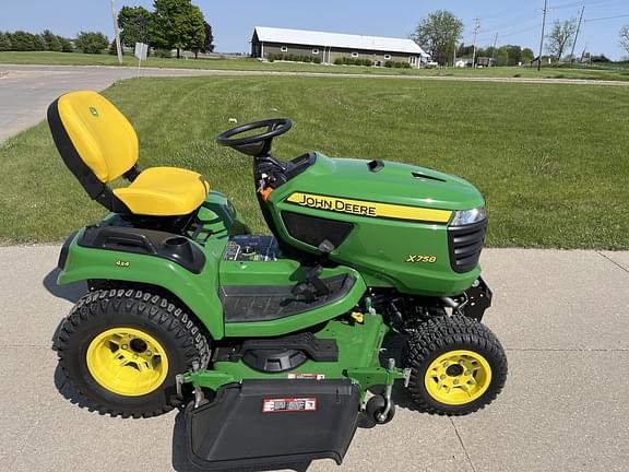 Image of John Deere X758 equipment image 3