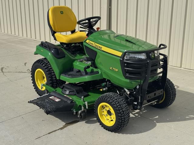 Image of John Deere X758 equipment image 3