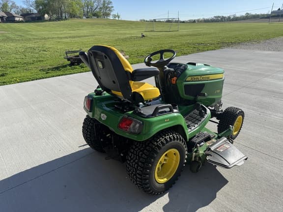 Image of John Deere X758 equipment image 3