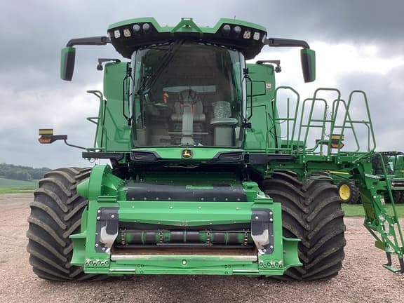 Image of John Deere X9 1000 equipment image 1