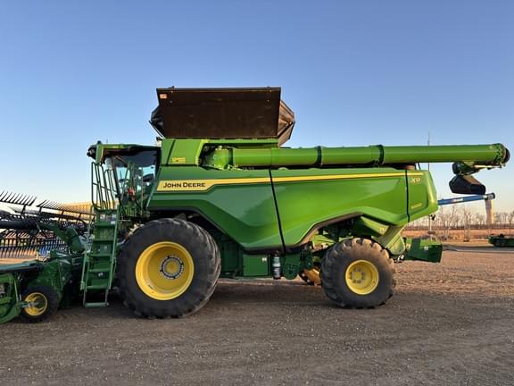 Image of John Deere X9 1000 equipment image 1