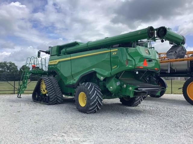 Image of John Deere X9 1000 equipment image 2