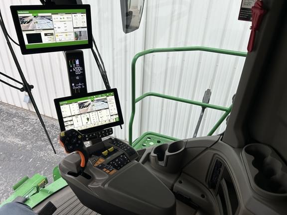 Image of John Deere X9 1000 equipment image 3